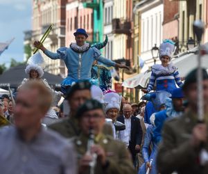 Kolorowa parada na otwarcie Dni Torunia. Przeszła przez serce toruńskiej starówki