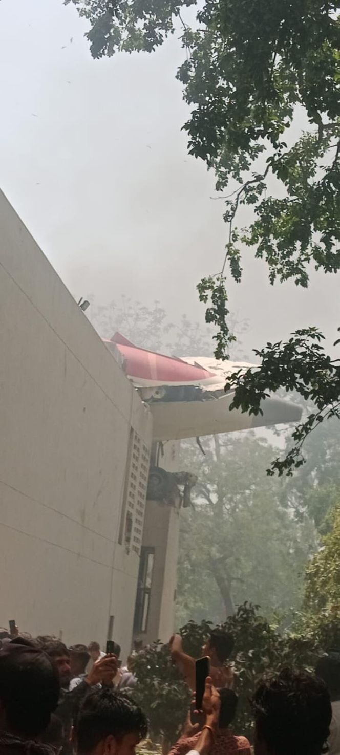 Samolot ze 133 osobami rozbił się w Indiach