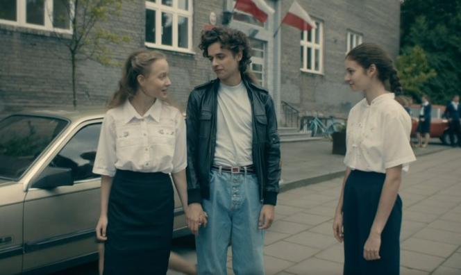 Stulecie Winnych 4 odc. 51. Ula (Kamila Tytło), Julia "Jula" (Maja Kowalska), Jeremi (Piotr Napierała)