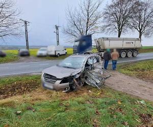 Nie zdążył wyprzedzić, zderzył się z ciężarówką. Policja szuka świadków śmiertelnego wypadku