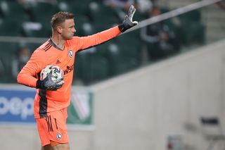 Łzy cisną się do oczu, jak traktują legendarnego polskiego piłkarza! Wszystko nagrał jeden z kibiców