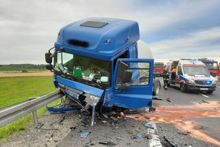 Śmiertelny wypadek pod Olsztynem! Opel zderzył się z ciężarówką, 20-latek nie żyje! [ZDJĘCIA]
