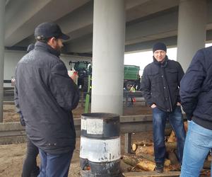 Lekceważenie władzy jest absolutne - skarżą się rolnicy protestujący na S5 koło Leszna. To jeden z większych protestów w kraju 