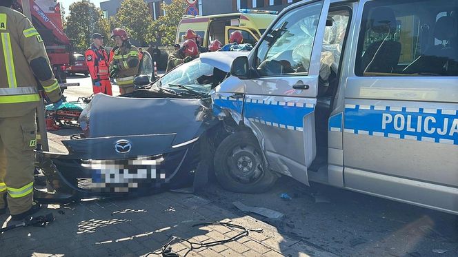 Potworny wypadek w Warszawie. Roztrzaskane trzy samochody, w tym jeden radiowóz. Policjanci trafili do szpitala