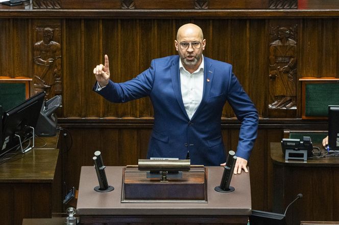 Laweta uderzyła w osobówkę pod Warszawą. W aucie był minister Tuska