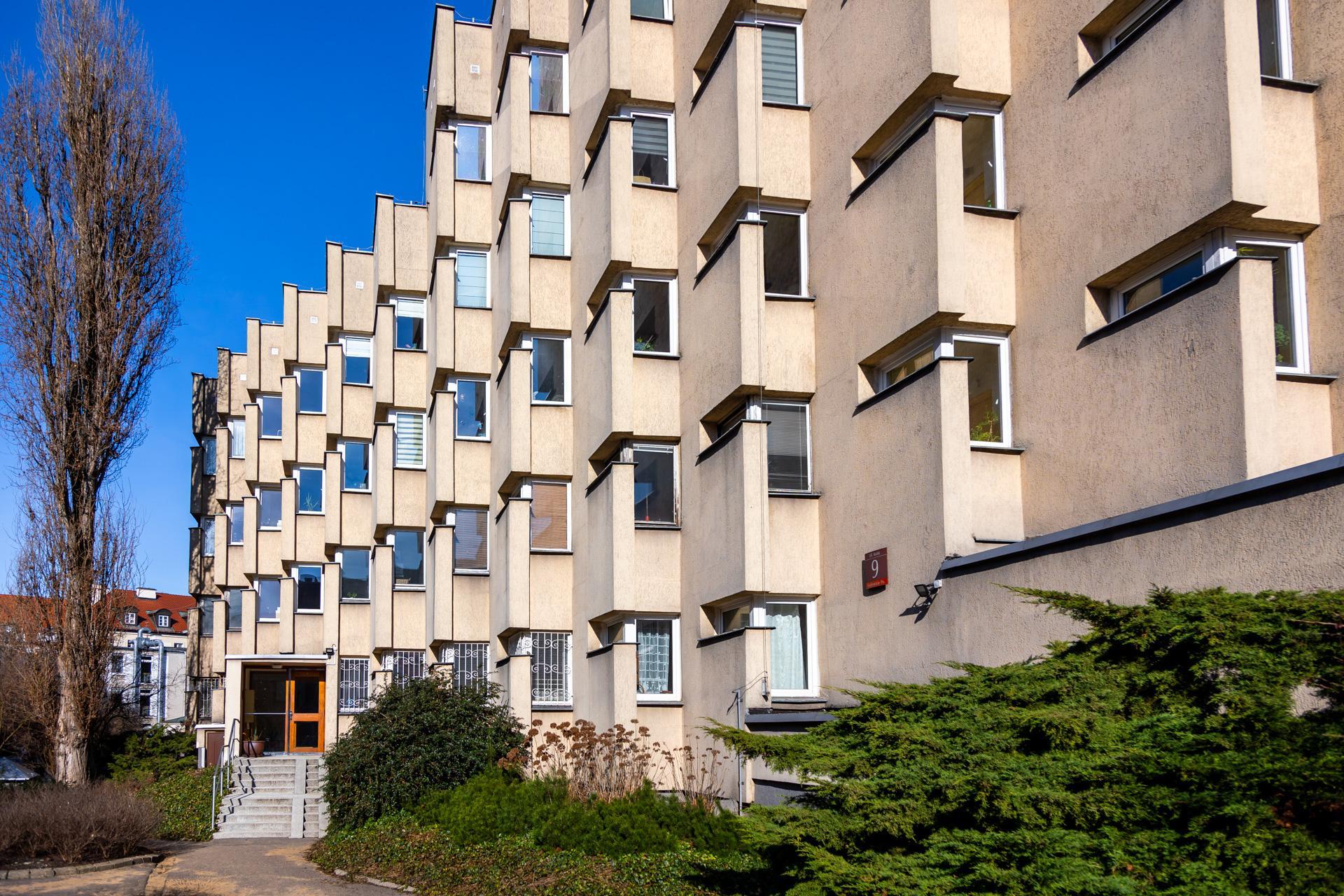 Blok PRL na ul. Koziej 9 - zobacz budynek, który z zmienia się wraz z punktem widzenia