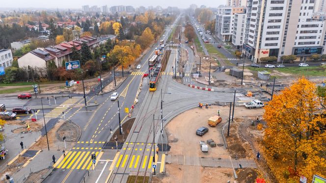 Tramwaj do Wilanowa, po prawej budowa tramwaju na Stegny w Warszawie