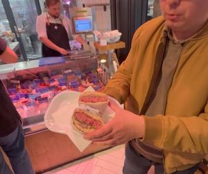 Przed meczem Czechy - Polska testujemy w Pradze najlepszego burgera w Europie