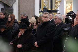 Czarnecki z żoną i synkiem opłakują gen. Hermaszewskiego. Wzruszające sceny na pogrzebie pierwszego Polaka w kosmosie