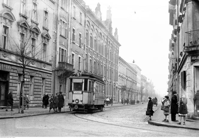 Ulica Topolowa przy skrzyżowaniu z ulica Rakowicką. Widoczny tramwaj linii 5, 1933