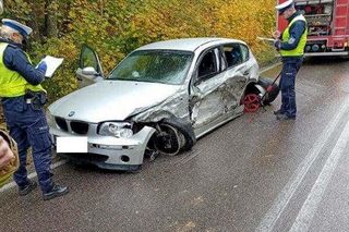 Groźny wypadek na Kaszubach. Czołowe zderzenie osobówki z dostawczakiem. Są poszkodowani