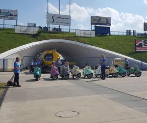 Osy kręciły kółka na stadionie żużlowym w Lesznie. Ogólnopolski zlot skuterów Osa Osieczna-Leszno 