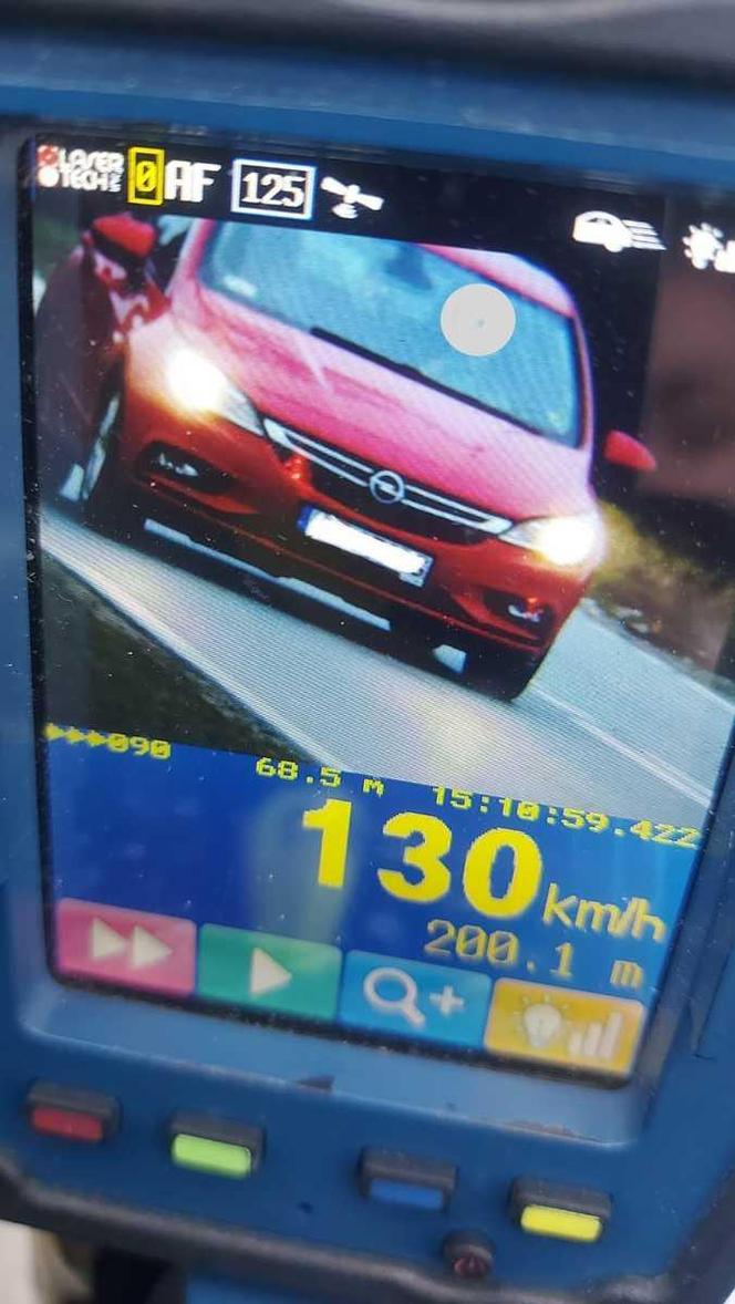 Pędził 130 km/h w Mokobodach. Stracił prawo jazdy i zapłaci 2500 zł