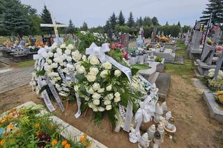 Grób 8-letniego Oskarka utonął w białych kwiatach. Chłopca strzegą malutkie aniołki