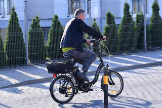 Przesiadł się na rower elektryczny