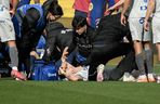 Barcelona - Deportivo: Zwieźli piłkarza na noszach po groźnym zderzeniu