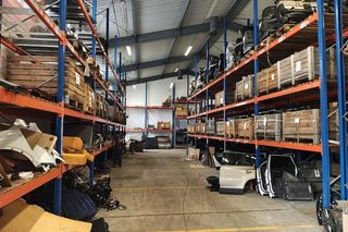 Prowadził sklep z częściami z kradzionych aut. Policja w Łodzi zdemaskowała ogromną dziuplę