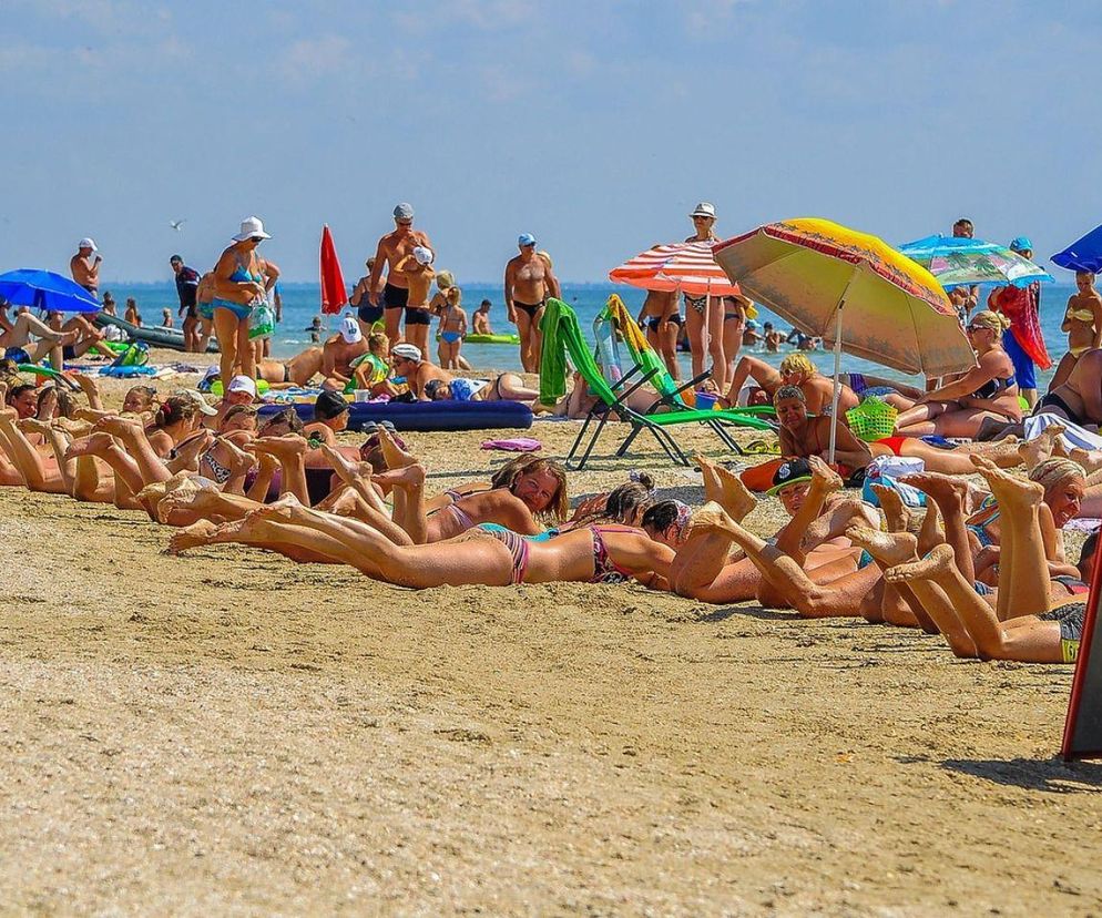Tłumy na pomorskiej plaży! Przeżywa prawdziwe oblężenie jeszcze przed wakacjami