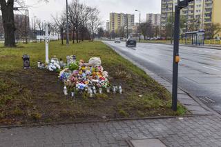 W miejscu gdzie zginęła Wiktoria wciąż leży pełno zniczy i maskotek