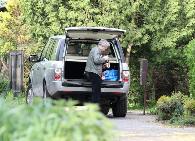 Hubert Urbański z córkami kupuje alkohol!