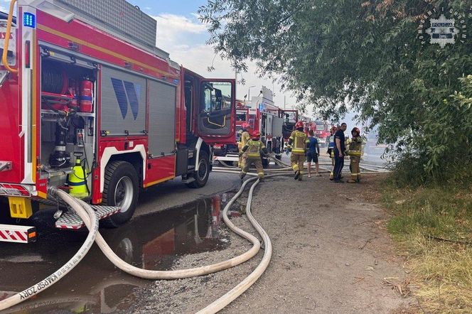Potężny pożar w Żorach. Seria wybuchów butli gazowych i ewakuacja mieszkańców. Zatrzymano jedną osobę