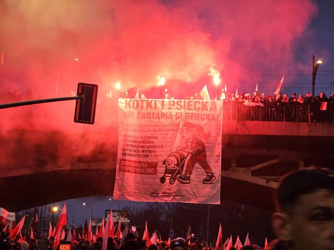 Marsz Niepodległości przechodzi przez most Poniatowskiego