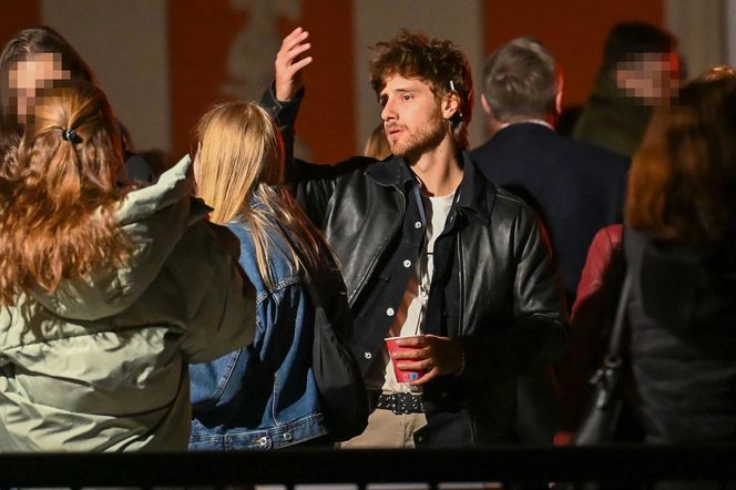 Maciej Musiał całował ukochaną na balkonie