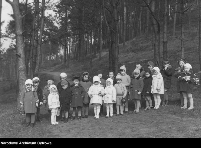 Przedszkolaki na spacerze (1934 r.)
