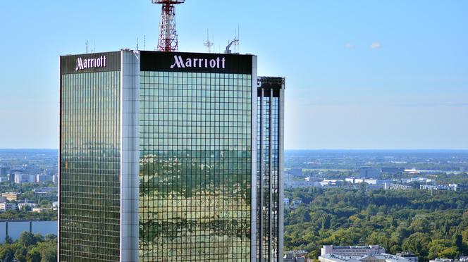 Dwóch mężczyzn weszło na hotel Marriott w Warszawie. Zrobili to bez zabezpieczeń
