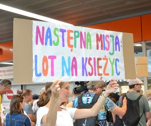 Powitanie Sławosza na warszawskim lotnisku