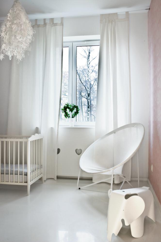 Różowo-białe ściany w pokoju niemowlaka