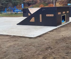 Skate Park Starachowice. Większość urządzeń już zamontowano