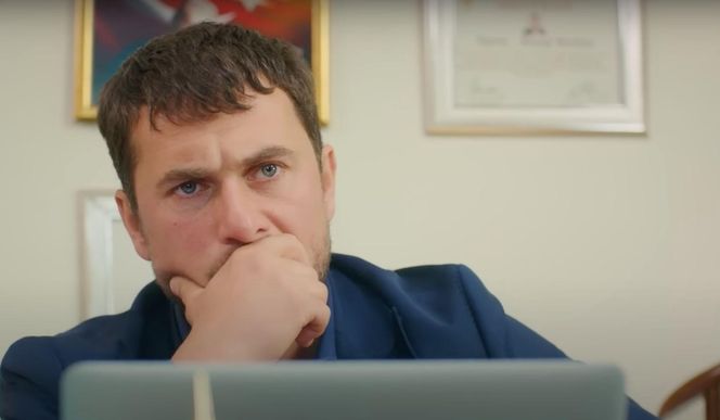 Ege śledzi Melis i dla zmyłki proponuje jej natychmiastowy ślub.
