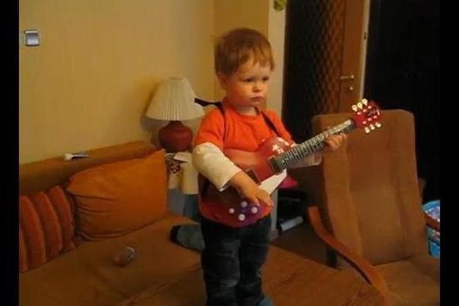 Kadr jednego z filmików o dziecku - wirtuozie gitary
