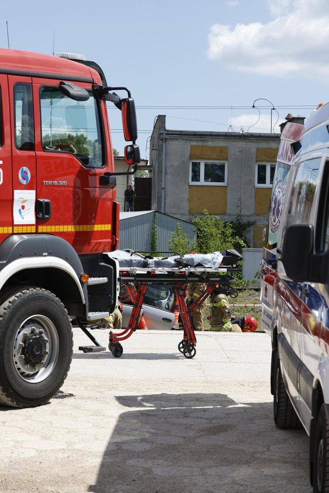 Kontrolowane zderzenie pociągu z osobówką