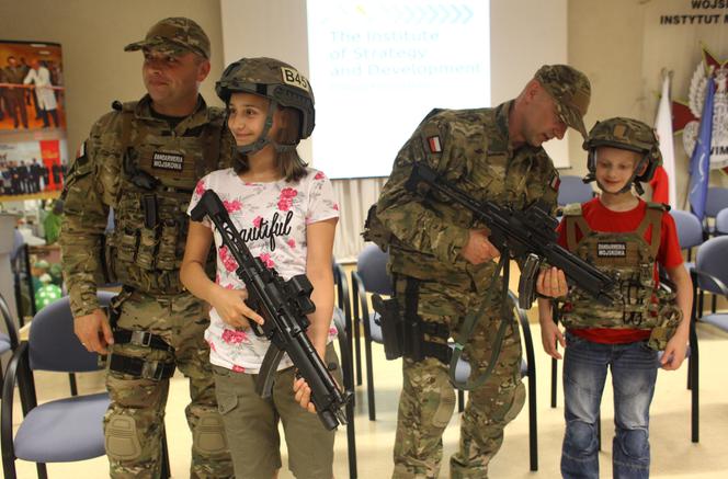 Żołnierze i gwiazdy odwiedzili małych pacjentów