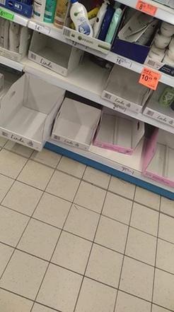 Koronawirus sieje panikę. Puste półki w sklepach aptekach. Ludzie wykupują żele antybakteryjne i mydła [ZDJĘCIA]