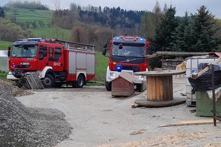 Rzepiennik Biskupi. Ciężarówka przewróciła się podczas rozładunku trocin