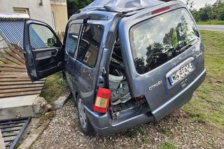 Koszmarny wypadek w Tyrzynie. Pijany kierowca uderzył w płot i wyleciał z auta
