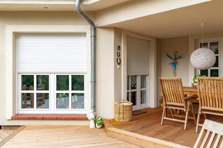 Nowoczesne rolety zewnętrzne, rolety tkaninowe screen i żaluzje fasadowe: ochrona przed słońcem i przegrzewaniem wnętrza domu