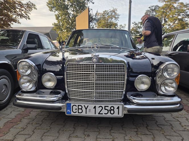 Klasyczna motoryzacja znów zachwyciła Bydgoszcz. „Bydgoskie Klasyki Nocą” przy Torbydzie