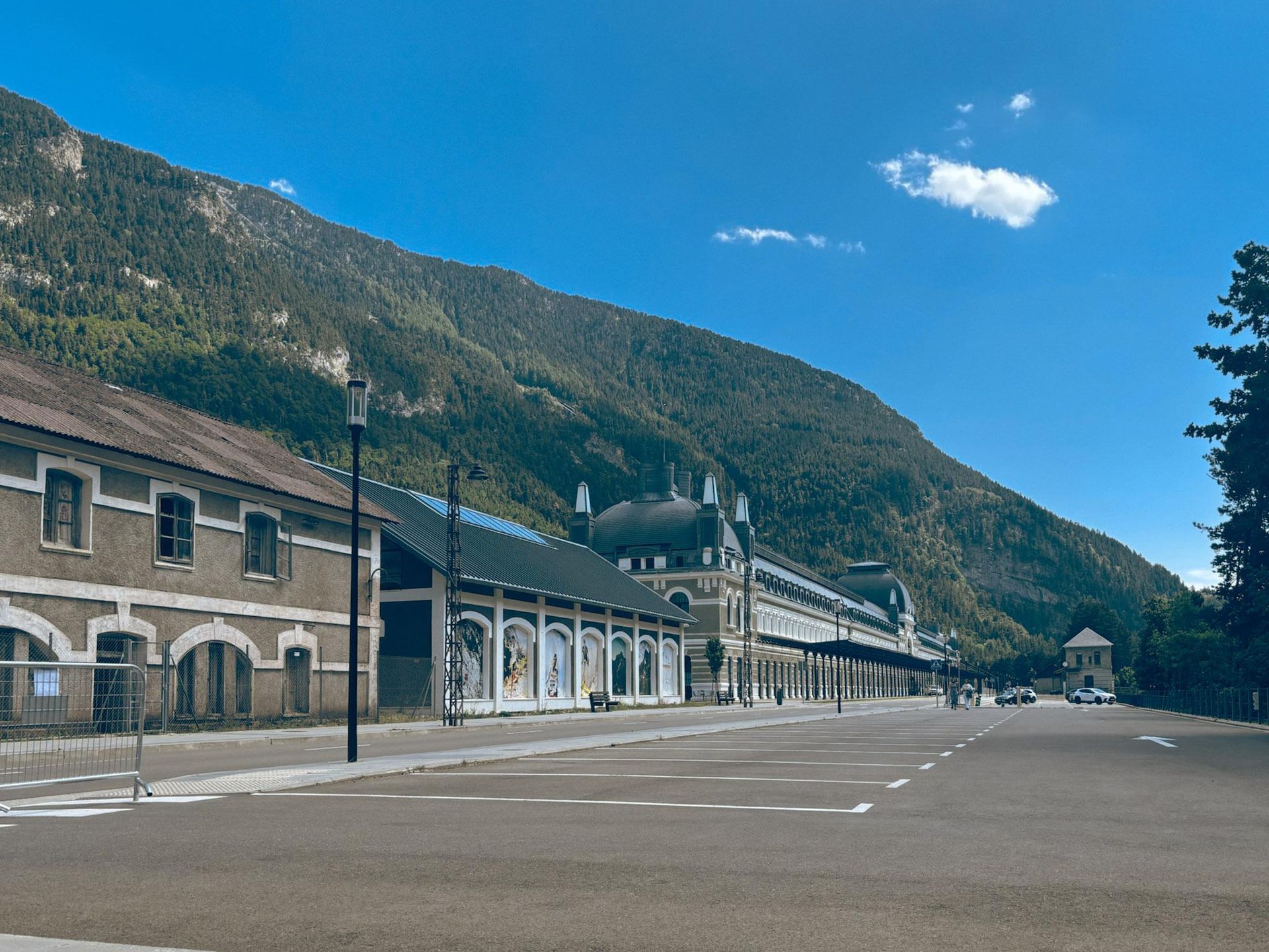  Canfranc Estación, Hiszpania. Dawny dworzec kolejowy zamienił się w luksusowy hotel
