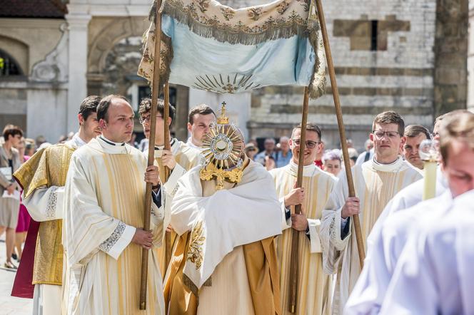 Procesja Bożego Ciała w Krakowie. Tłumy na ulicach miasta 