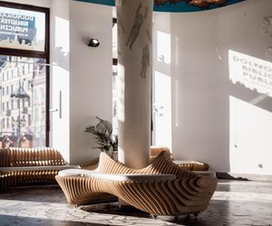 Galeria pod Plafonem i strefa wejściowa Dolnośląskiej Biblioteki Publicznej na rynku