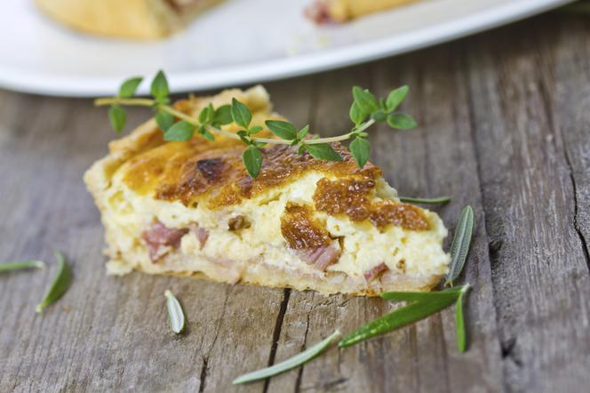 quiche-z-boczkiem-i-cebula-sprawdzony-przepis.jpg