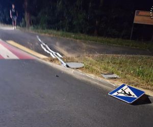 Żory. Nie zauważył ronda, bo patrzył w telefon! 18-latek dachował i cudem uniknął śmierci