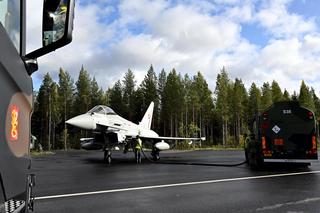 Eurofighter tankuje na drodze 