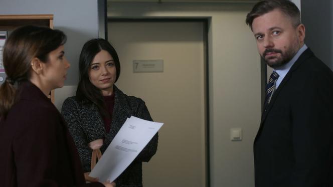 M jak miłość, odc. 1514. Aneta (Ilona Janyst), Iza (Adriana Kalska), prokurator (Grzegorz Woś)