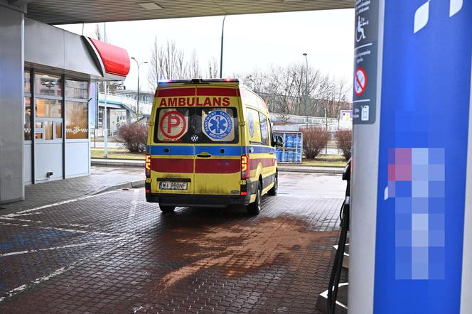 Horror na stacji benzynowej. Zaczął wylewać paliwo na ziemię