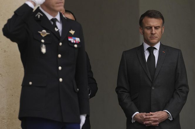 Prawda o Macronie ujawniona! Nie zgadniesz, co kupuje hurtowo perfumy i zlewa się nimi w hurtowych ilościach